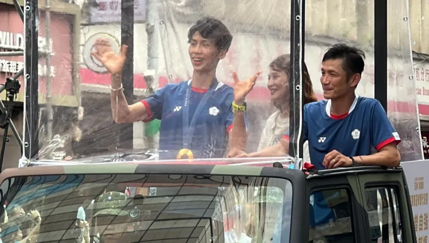 快訊/奧運英雄穿越英雄谷天降紙花　民眾夾道歡迎旗海飄揚