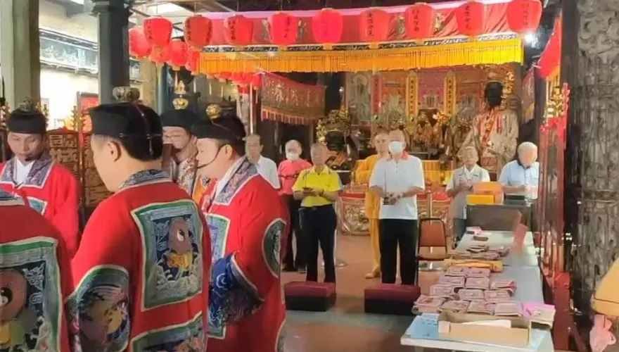 影/嘉縣中元普渡沒忘毛小孩！供桌擺罐頭、飼料　城隍廟：寵物靈增加2成