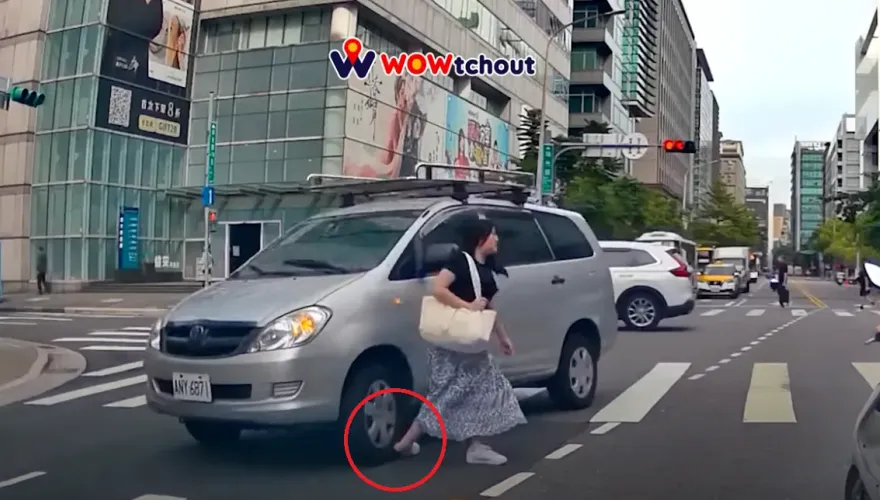 影/過馬路遭挑腳筋！車駛過「她癱軟蹲地」腳不規則彎曲　駕駛咻一聲開走了