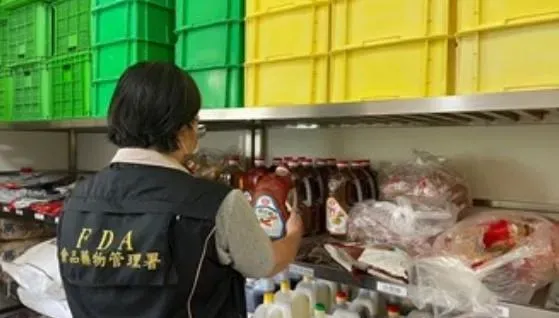太掉以輕心！校園午餐廚房驚見「過期食品」！食藥署揪「2校違規」開鍘重罰