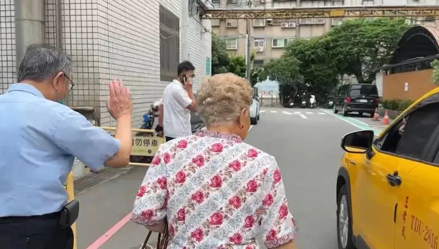 剛被質疑130筆「幽靈計程車」　就有運將向柯文哲喊加油