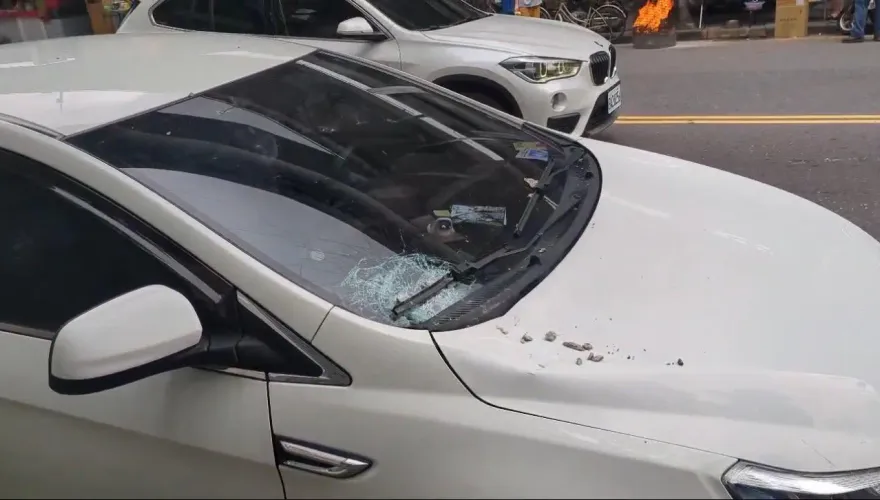 快訊/北市環河南路天降拳頭大水泥塊　休旅車遭擊中擋風玻璃碎裂