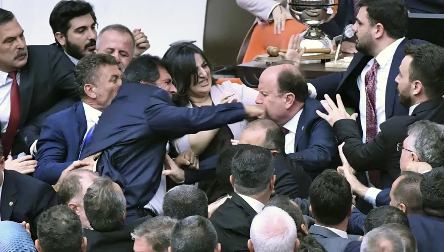 一言不合大打出手！土耳其國會爆發鬥毆　朝野議員打成一團
