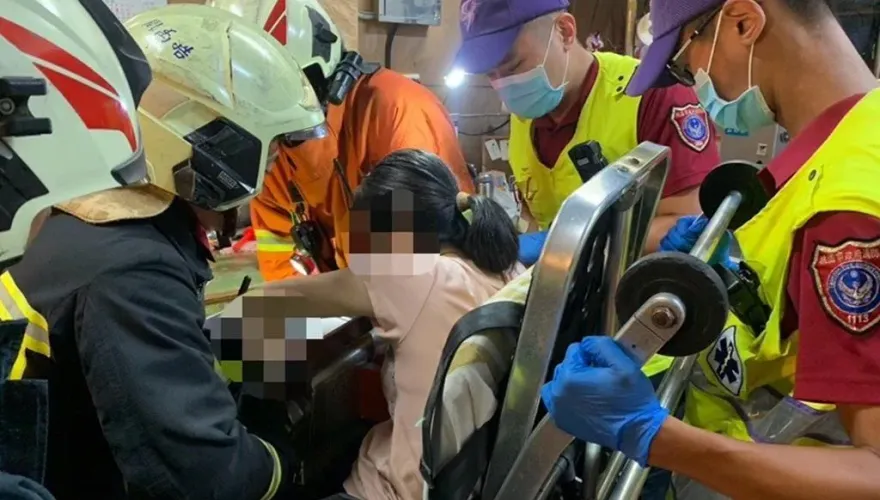 左手4指「捲進絞肉機」！桃園肉攤女員工痛到大叫　連人帶機送醫恐截肢