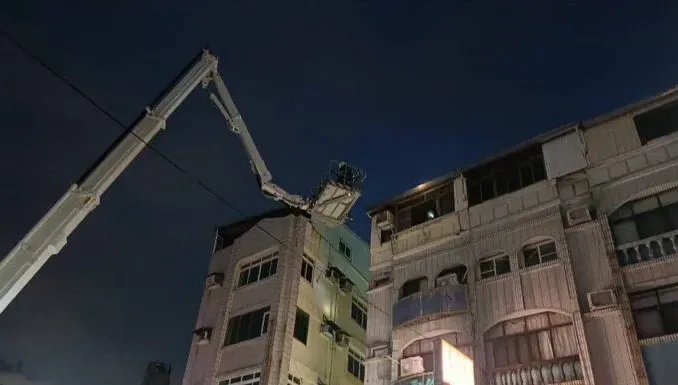 快訊/中元節前災情頻傳！高雄電器行冒黑煙起火　光榮碼頭遠處可見