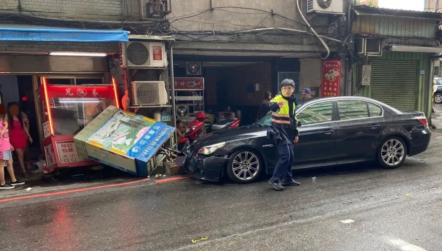 快訊/汐止誇張車禍！BMW撞進檳榔攤　女駕駛當場送警局