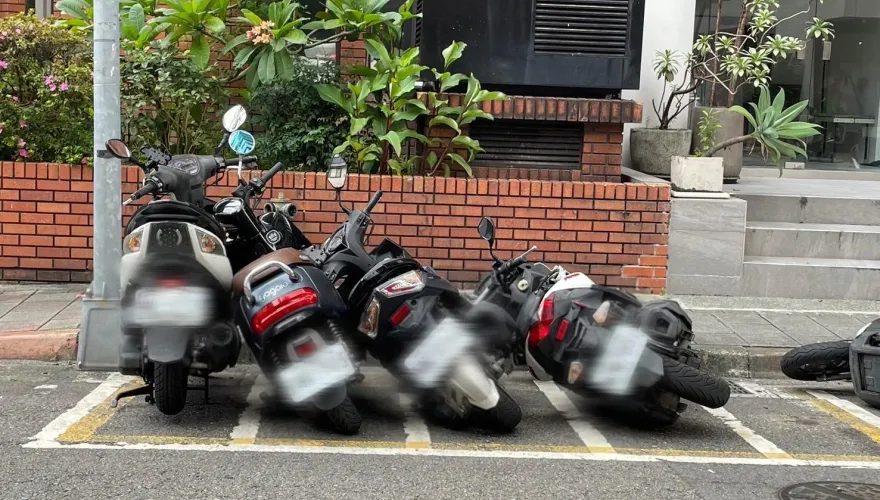 台北大安區出現浩克！暴怒狂踹　推倒整排機車後逃逸