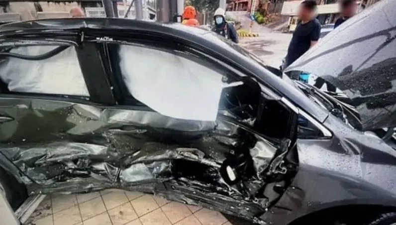 苗栗造橋鄉代會主席駕車左彎遭撞飛！　失控再衝破超商玻璃釀3傷
