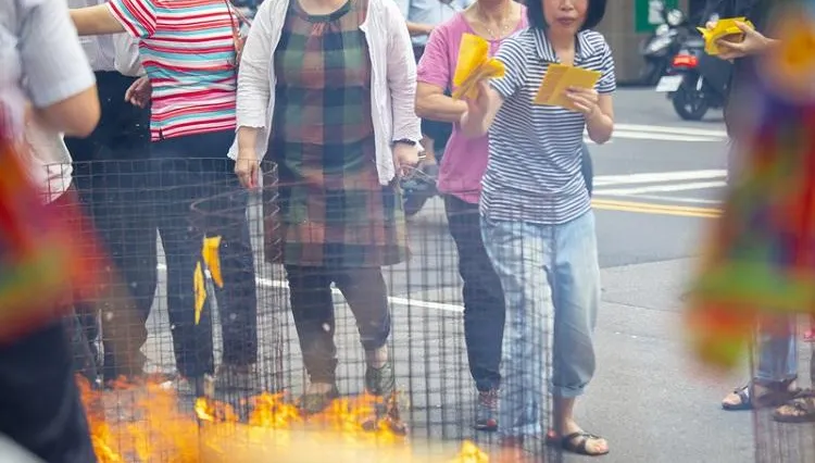 鄰居公寓樓梯間燒金紙　網直呼太超過：下次一定報警
