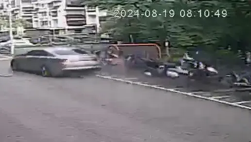 快訊/新店清晨社區驚魂！Jaguar失控連環撞26車　肇事貴婦模樣曝
