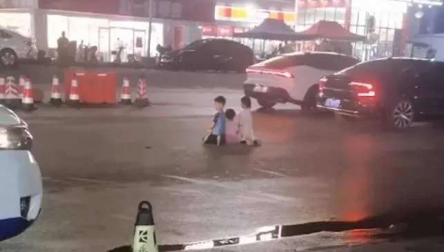 夭壽！狠父與妻吵架...竟逼3稚子「馬路中央罰跪」　網怒：蓄意謀殺