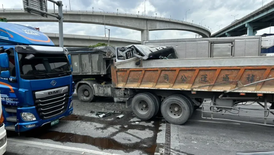 快訊/台北港3輛聯結車、大貨車大追撞「1輛車頭不見了」