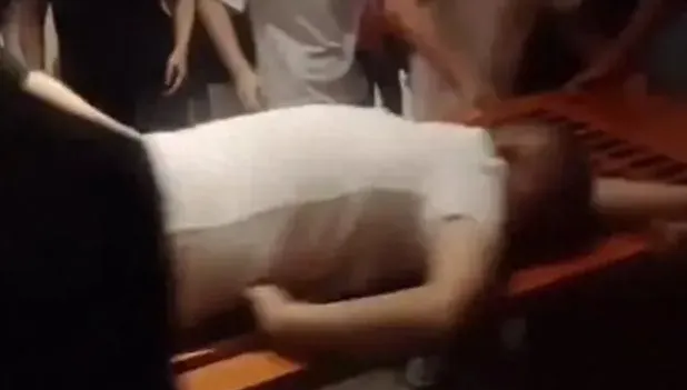 死神就在頭上！陸網紅餐廳橫樑突然墜落　男子吃一半「當場被砸死」