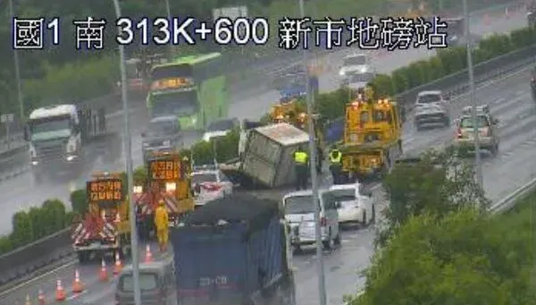 快訊/天雨路滑！國1新市地磅站2小貨車追撞翻覆　紫爆回堵6公里