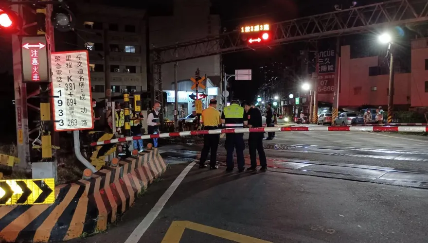 影/高雄單車男魂斷平交道！疑養母過世傷心失神　坎坷身世曝