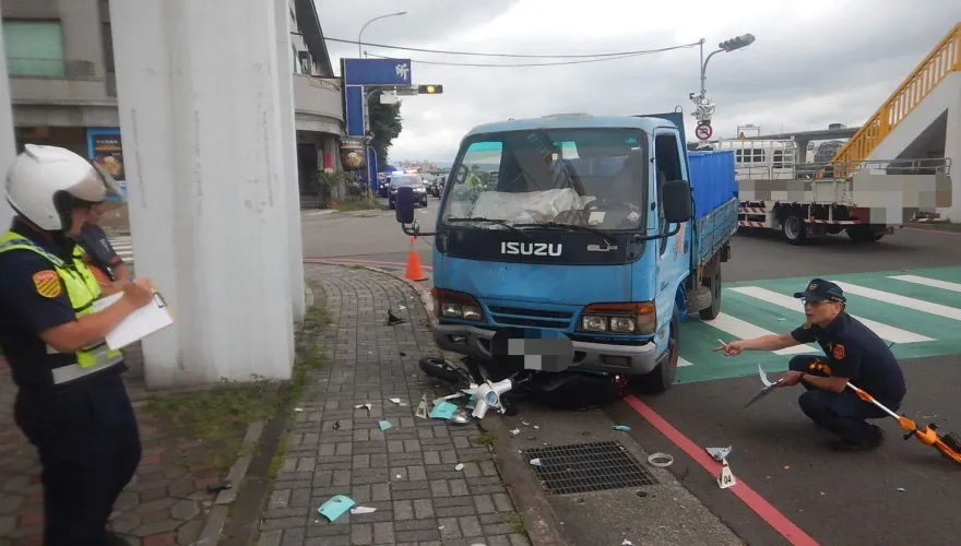 快訊/台中廚餘車撞機車「零件噴飛四散」！8旬騎士命危搶救中