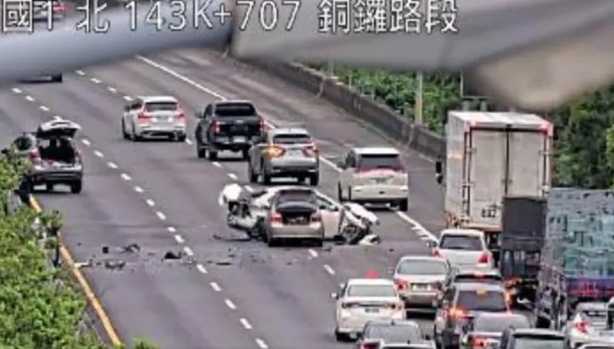 快訊/下班注意！國1北上銅鑼段3車追撞　自小客車頭尾炸開釀1傷