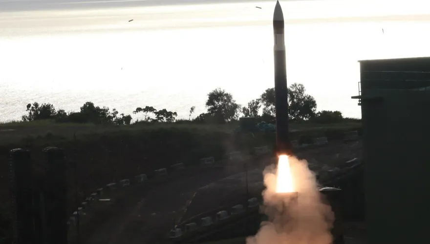 直擊/海空精準飛彈射擊　準確命中靶機