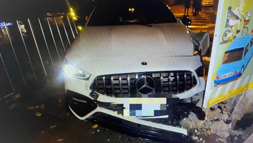快訊/撞擊瞬間曝！北市暗夜白賓士閃機車　衝上人行道撞壞號誌箱釀5傷