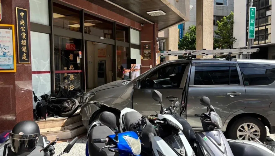 快訊/嚇壞銀行！豐原57歲男開廂型車突撞進彰銀　疑疲勞駕駛惹禍