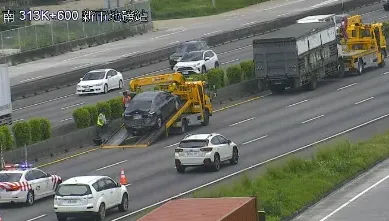 快訊/國1南向新市地磅站「4車追撞」！剩外側車道可通行　傷亡仍不明