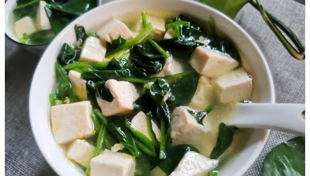 菠菜豆腐湯「草酸＋鈣」容易結石？醫曝真相：完全相反
