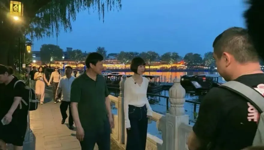 疑因妄議政策遭禁言！胡錫進現身北京後海　與知名美女主持人做訪談露笑容