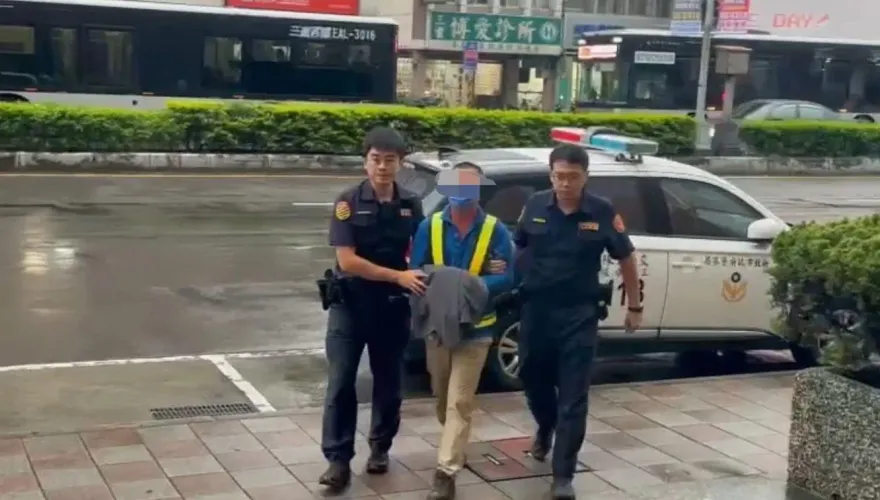 快訊/畫面曝光！拖板車「超載10公噸」鋼梁撞爛忠孝橋　司機上銬移送新北檢