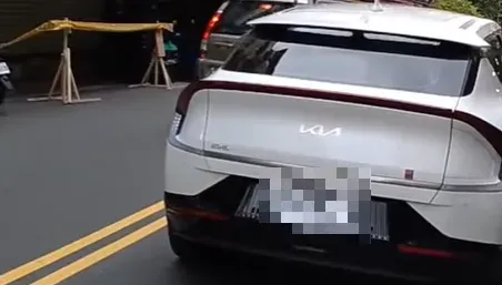 影/卡整條車道去購物！騎士檢舉荒唐行徑「卻失敗」　他怒吼：台灣交通已死