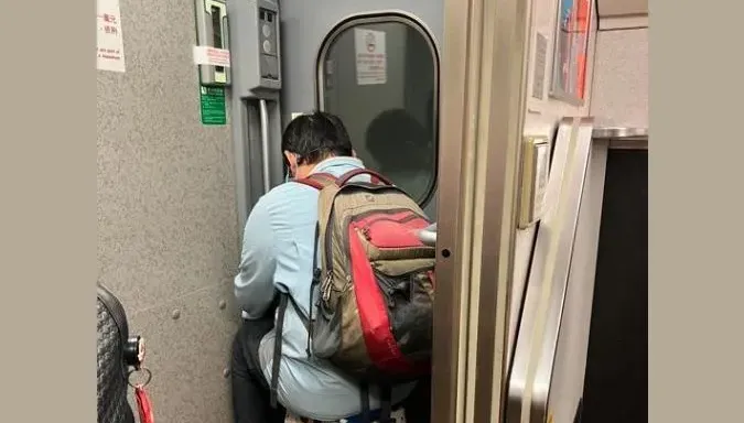 男子「自備板凳」一路爽坐到站　網笑翻：高鐵「自由座」
