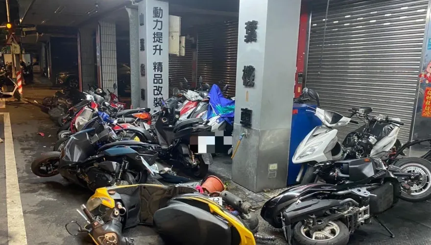 影/板橋街頭驚悚連環撞！19歲嫩男疑疲勞駕駛　連撞21機車