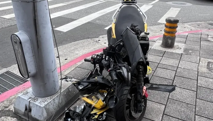 快訊/重大車禍！北市機車猛撞小貨車車頭炸開全毀　傷亡人數尚不明