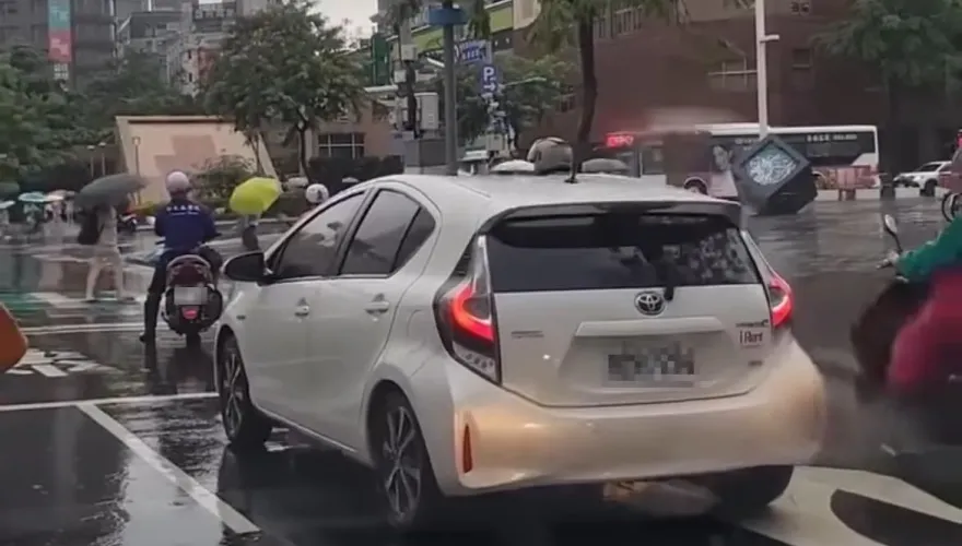 影/共享汽車等紅燈「上下震動20秒」！ 附近駕駛全看傻　網笑翻：後座人客很嗨喔！