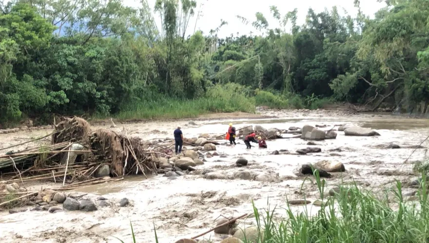 影/嘉義中埔溪水暴漲！50歲男受困沙洲　驚險搶救畫面曝光