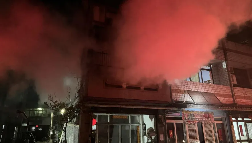 快訊/雲林二崙民宅火警！「火舌吞沒臥室、陽台竄出」　8旬獨居嬤嚇壞急逃