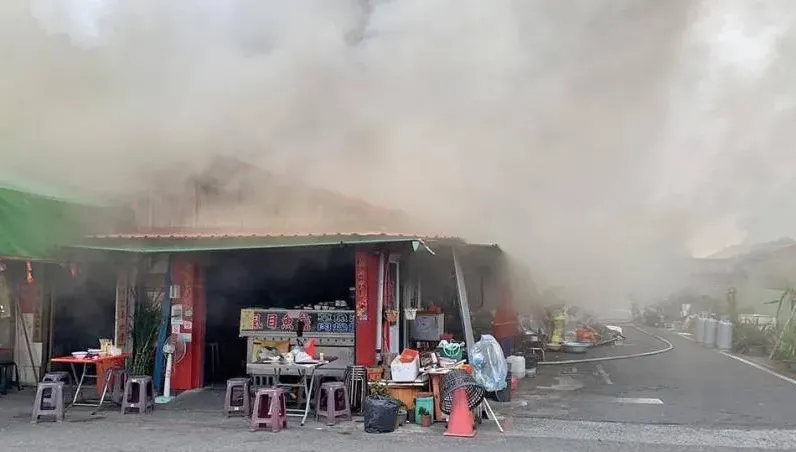 虱目魚名店火燒厝邊不理賠償！重建變身大違建　市府疑庇縱拖3個月才下令停工