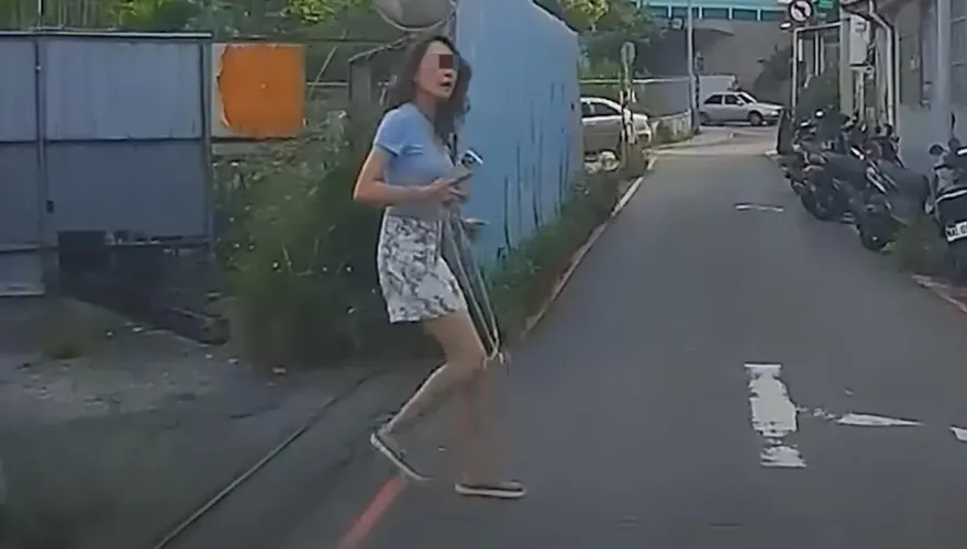 「最正三寶」衝馬路險遭撞！正妹「夭壽甜」笑容致歉　秒澆熄駕駛怒火