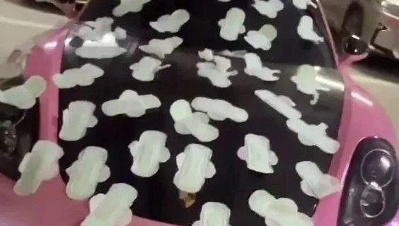 影/粉紅保時捷遭貼滿「蘋果麵包」！超胸闆娘車主報案　警抓包自導自演