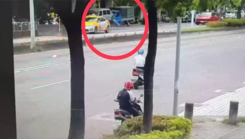 北市民權東路2傷車禍！小貨車突失控猛撞路旁車　駕駛滿臉血急送醫