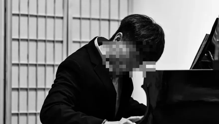 墜樓鋼琴家「最後一次直播」中遭譏諷！酸民被起底、公司速切割：已離職1年