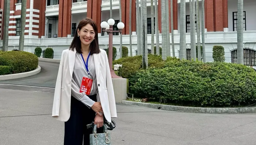 才接下台北101董座！賈永婕出門慘遇「累屎」突發狀況　好友到場救援