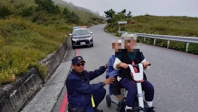 婦騎電動車載90歲婆婆「合歡山趴趴走」　背後真相有洋蔥…暖警一路護送