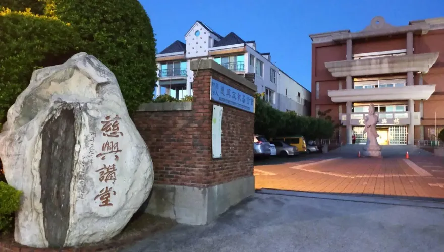 快訊/暑訓營「冒牌園長」扁學生！當犯人般壓制還掐脖　教育局查出違法勒令停辦