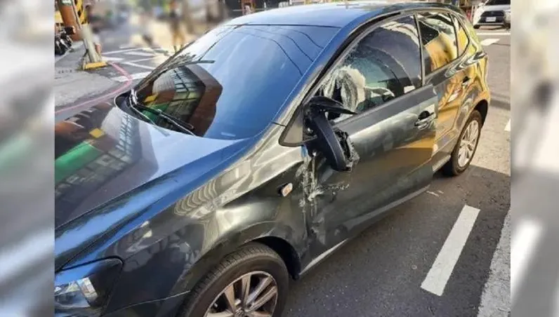 高雄輕軌再曝事故！「違規迴轉車輛」被輕軌撞毀　車門凹陷破大洞