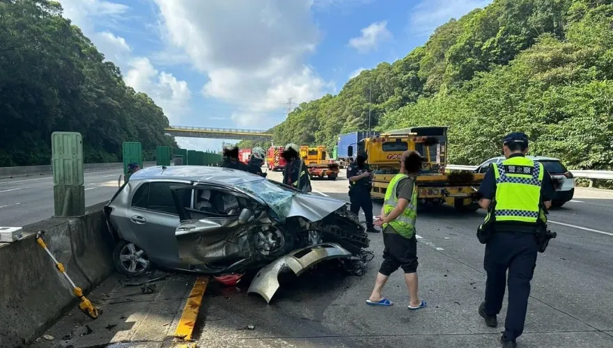快訊/邊開車邊「撿東西」　58歲男國3「碰碰車」狂撞內外側護欄