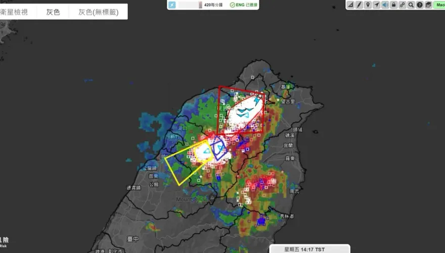 北部1分鐘「閃電逾400次」！監測圖曝光　氣象粉專示警：未來2小時內雨勢最強