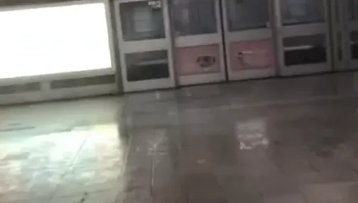 影/超級大雷雨狂炸！水淹北捷文湖線站內　民眾驚呼「太荒謬」：唉唷我的媽