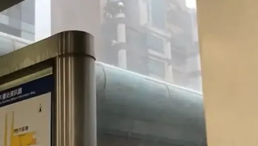 大雷雨狂轟北市！文湖線一度故障「開不了門」　網一片哀號