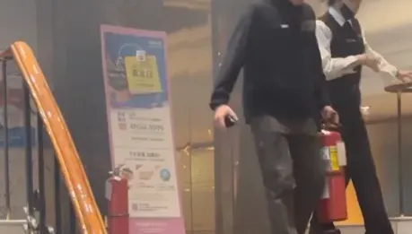 快訊/歌唱一半冒黑煙！錢櫃板橋店維修電梯「機油突冒煙」　意外觸發煙霧偵測器