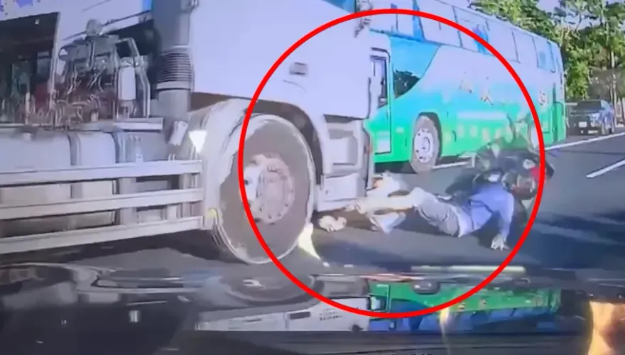 高雄驚悚車禍！拖板車逆向撞擊機車後肇逃　騎士命大噴飛倒地
